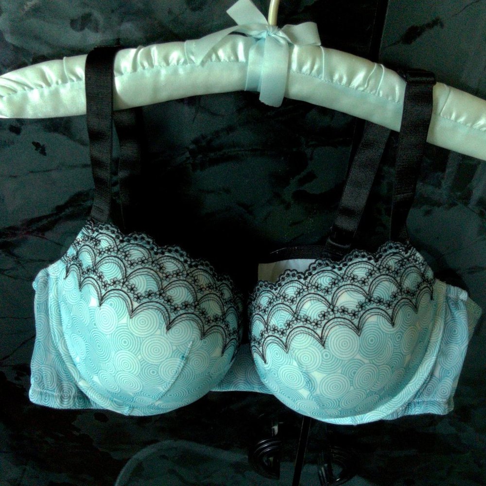 NWOT.  Blue&White bra w/Black lace detailing